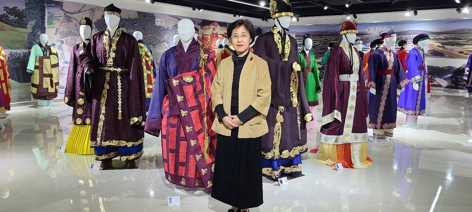 &nbsp; &nbsp; &nbsp; &nbsp; &nbsp; &nbsp; &nbsp; &nbsp; &nbsp; &nbsp; &nbsp; 원광디지털대학교 산학협력단 지수현 단장 전시회 기념사진. 원광디지털대학교 제공