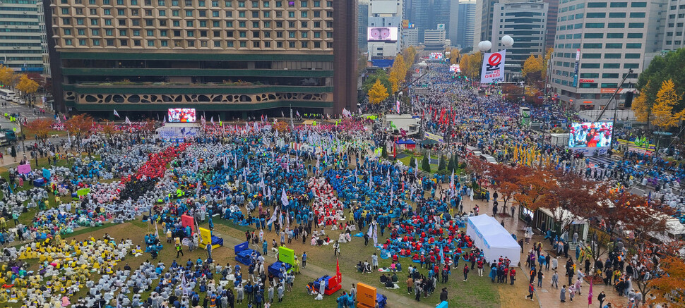 전국민주노동조합총연맹이 12일 오후 3시부터 서울 중구 숭례문 앞 세종대로와 서울광장 일대에서 2022 전국노동자대회를 열고 있다. 백소아 기자 thanks@hani.co.kr