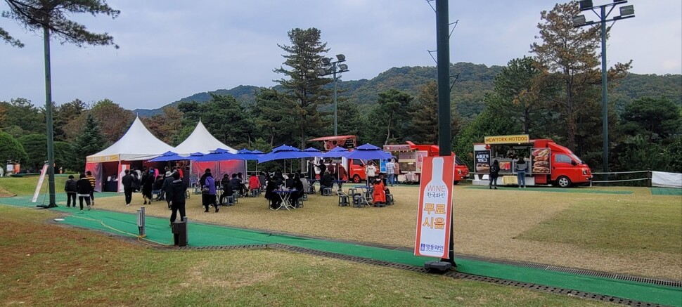 지난 24일 청남대 안 푸드트럭 영업 현장. 청주충북환경운동연합 제공