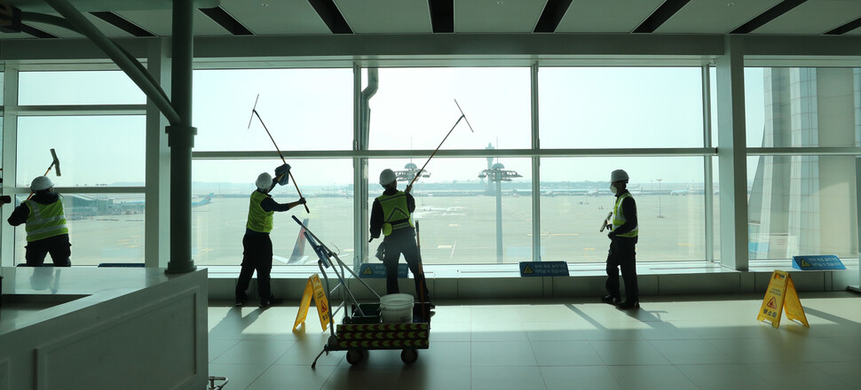 15일 오전 인천국제공항 제2터미널 전망대에서 작업자들이 공항 유리창을 청소하고 있다. 인천공항/김태형 기자