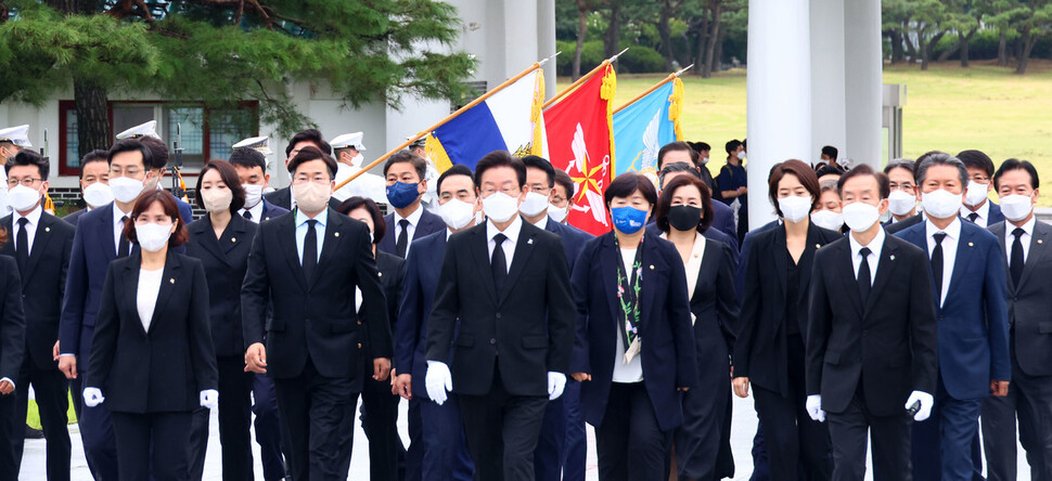 이재명 더불어민주당 신임 대표와 지도부가 29일 오전 동작동 국립서울현충원을 찾아 참배하기 위해 입장하고 있다. 공동취재사진