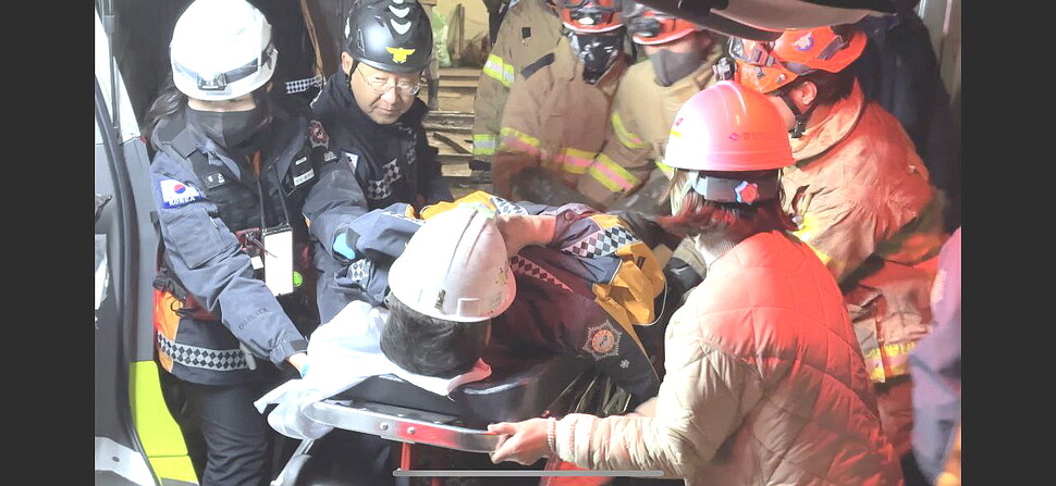 봉화군 아연광산 붕괴사고로 지하 190m 갱도에 고립됐던 광부 2명이 지난 4일 밤 11시3분 무사히 구조되고 있다. 경북소방본부 제공