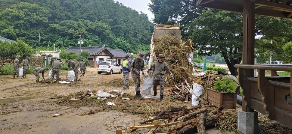 20일 경북 봉화군에서 육군 제3260부대 등이 침수 지역을 정리하고 있다. 봉화군 제공