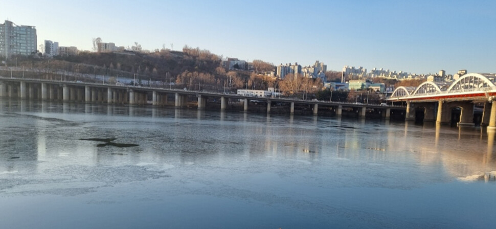 지난 겨울 한강대교 인근 일부 지역이 얼었지만 공식적인 한강 결빙 현상은 관측되지 않았다. 기상청 제공