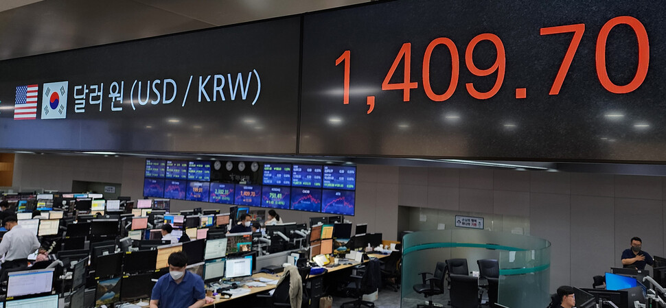 미국 연방준비제도가 기준금리를 0.75%포인트 올린 영향으로 22일 원-달러 환율이 전날보다 15.5원 오른 1409.7원으로 거래를 마감했다. 사진은 이날 서울 중구 명동 하나은행 본점 딜링룸 모습. 연합뉴스
