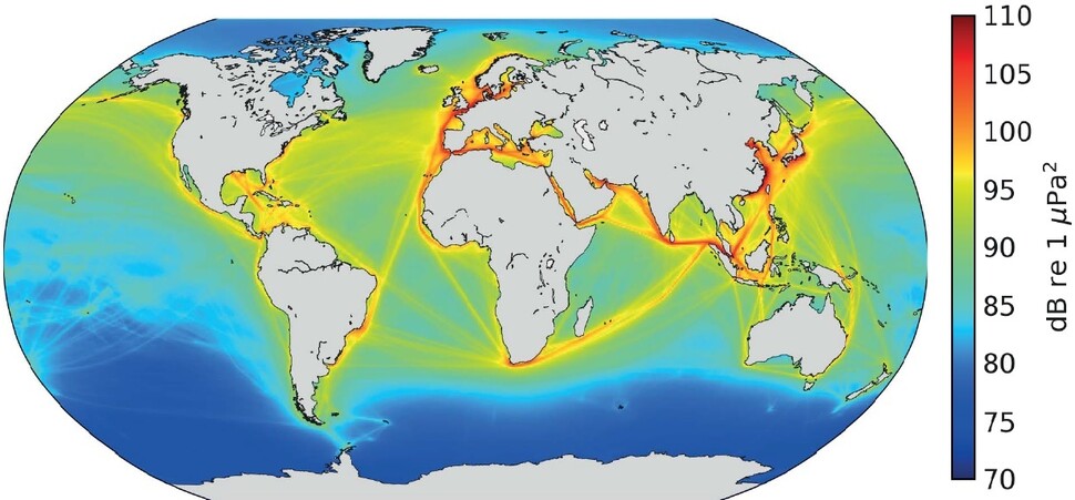 해상 물동량의 추정한 해양 소음도 분포. 붉은 쪽으로 갈수록 소음도가 높다. 두아르테 외 (2021) ‘사이언스’ 제공.