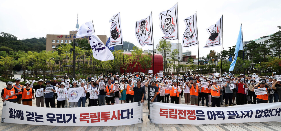 우당 이회영 기념사업회와 신흥무관학교 기념사업회, 여천 홍범도 장군 기념사업회, 대한고려인협회가 공동주최한 독립전쟁 영웅 흉상 철거 백지화를 위한 걷기대회에 참가한 시민들이 17일 오후 서울 남산 이회영 기념관에서 홍범도 장군 흉상 철거 반대 등의 구호를 외치고 있다. 윤운식 선임기자