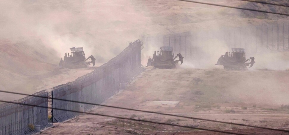 29일(현지시간) 이스라엘군 불도저가 국경을 넘어 가자지구로 향하고 있다. 이스라엘 AFP=연합뉴스