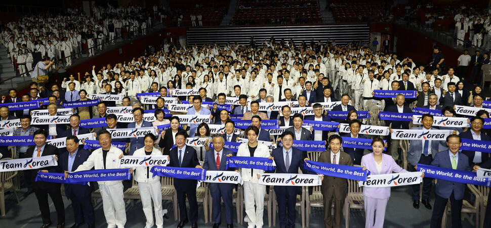 2022 제19회 항저우 하계 아시안경기대회를 열흘 정도 남긴 12일 오후 서울 올림픽공원 올림픽 홀에서 열린 국가대표 결단식에 참가한 선수 및 임원들이 선전을 다짐하며 화이팅을 외치고 있다. 윤운식 선임기자 yws@hani.co.kr