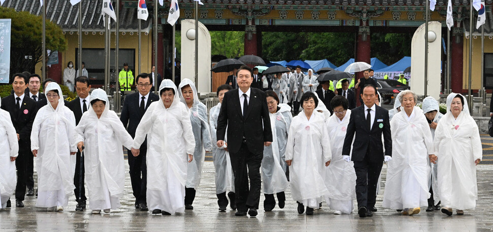 윤석열 대통령이 18일 43주년 5·18 민주화운동 기념식이 열린 광주 국립 5·18민주묘지를 찾아 오월 어머니 회원들과 함께 행사장으로 입장하고 있다. 대통령실사진기자단