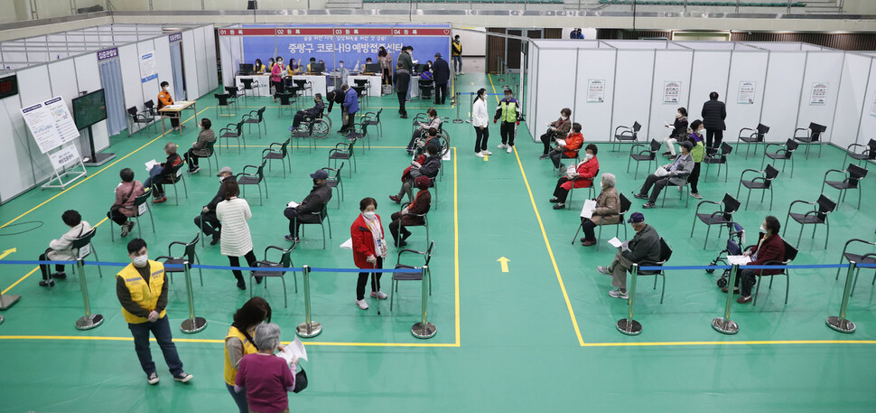 1일 오전 서울 중랑문화체육관에서 백신을 맞은 어르신들이 대기석에 앉아있다. 김혜윤 기자