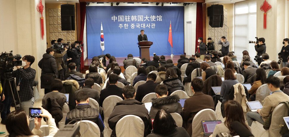 싱하이밍 신임 주한 중국대사가 4일 오전 서울 중구 주한 중국대사관 본관에서 신종 코로나바이러스 감염증과 관련해 중국 정부의 입장을 발표하고 있다.(왼쪽) 싱 대사의 기자회견이 끝나고 기자들이 떠난 뒤 대사관 직원들이 회견장을 소독하고 있다. 김혜윤 기자 unique@hani.co.kr, 연합뉴스