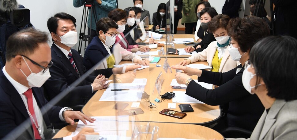 안철수 인수위원장(왼쪽 둘째)이 30일 서울 종로구 통의동 인수위에서 열린 여성단체와의 간담회에서 여성단체 대표들의 의견을 듣고 있다. 공동취재사진