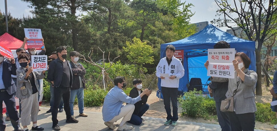 이주호 서울시교육감 선거 예비후보가 6일 오전 서울시교육청 정문 앞에서 단식 투쟁에 돌입하기 전 기자회견을 열고 있다.