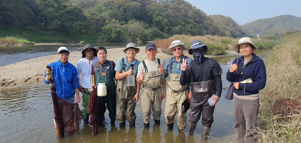 미호강 탐사 과정에서 미호종개 서식을 확인한 ‘생다진천 프로젝트팀’. 진천군 제공