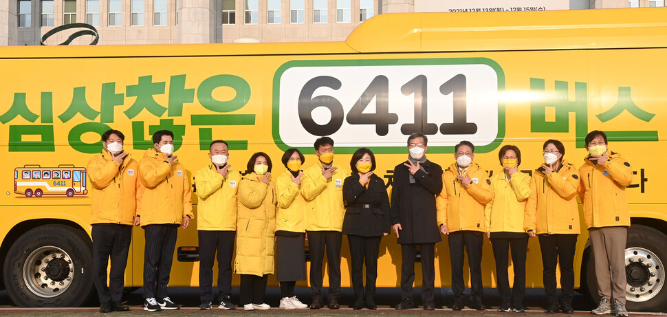 심상정 정의당 대선 후보와 남편 이승배 씨, 여영국 총괄상임선대위원장 등이 7일 국회에서 열린 '심상찮은 버스 6411' 출정식에서 기념사진을 찍고 있다. 공동취재사진