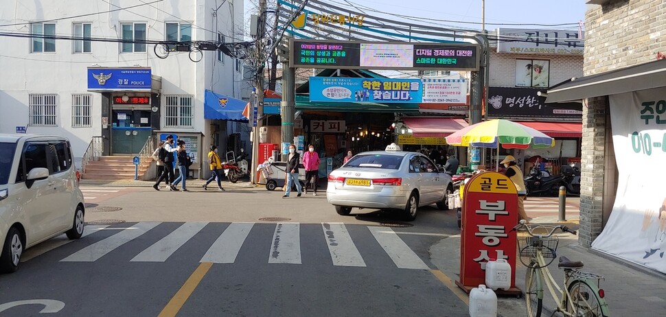 서울시는 성북구 장위시장, 동대문구 청량리청과물시장, 도봉구 도깨비시장, 동작구 성대시장 등을 올 6월부터 노인보호구역으로 지정하고, 불법 주정차 단속을 대폭 강화한다고 밝혔다. 사진은 서울 성북구 장위시장 입구. 서울시 제공