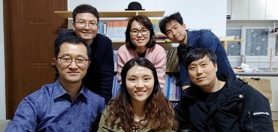국내 최초 기숙형 공립 대안학교 태봉고등학교 교사 6명이 개교 10주년을 맞아 태봉고가 걸어온 길을 정리한 <선생님들의 수다>를 펴냈다. 왼쪽 위부터 시계방향으로 백명기, 이인진, 하태종, 오도화, 손옥금, 류주욱 교사. 오도화 교사 제공 국내 최초 기숙형 공립 대안학교 태봉고등학교 교사 6명이 개교 10주년을 맞아 태봉고가 걸어온 길을 정리한 <선생님들의 수다>를 펴냈다. 왼쪽 위부터 시계방향으로 백명기, 이인진, 하태종, 오도화, 손옥금, 류주욱 교사. 오도화 교사 제공