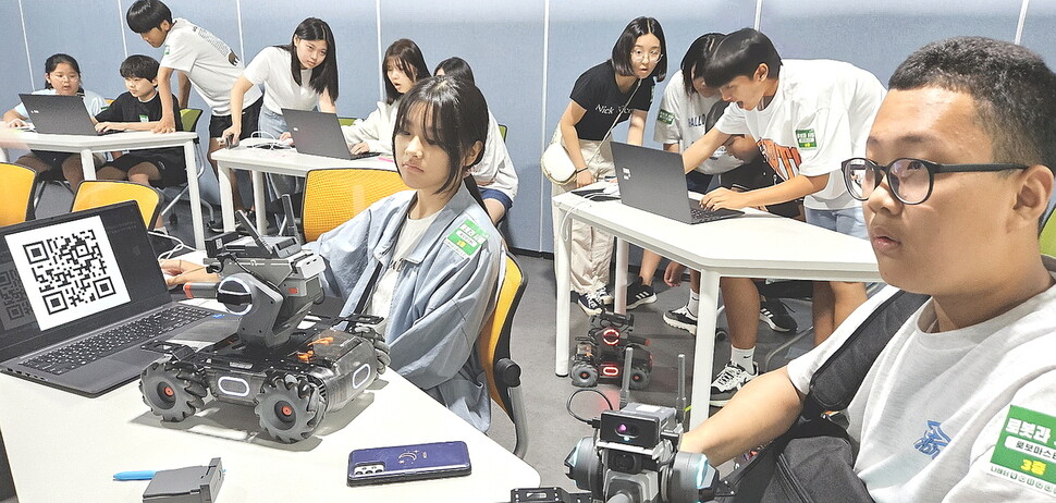 경상남도교육청 미래교육원에서 ‘로봇과 사람’ 주제를 선택한 학생들이 자율주행자동차의 원리를 배우고 있다. 최상원 기자