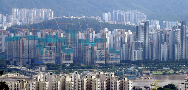 지난해 8월4일 서울 남산서울타워에서 바라본 강남 3구 (강남구, 서초구, 송파구)의 아파트 모습들. 백소아 기자 thanks@hani.co.kr