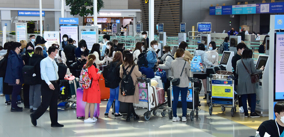 일본 정부가 당분간 한국발 전 지역 입국자들을 전면 차단하기 하루 전인 2일 인천공항 2터미널 출국장 일본행 항공사 카운터에 출국을 하려는 여행객들이 줄지어 서 있다. 인천공항/공동취재사진