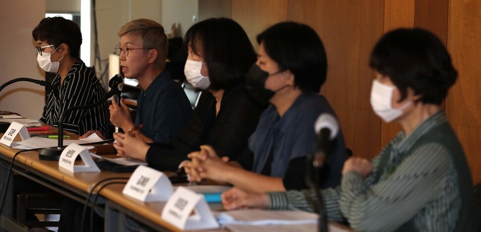 김재련 법무법인 온세상 변호사(왼쪽 둘째)가 22일 오전 11시 서울 중구의 한 사무실에서 박원순 전 서울시장의 성추행 의혹과 관련해 열린 피해자 쪽의 2차 기자회견에서 발언하고 있다. 박종식 기자 anaki@hani.co.kr