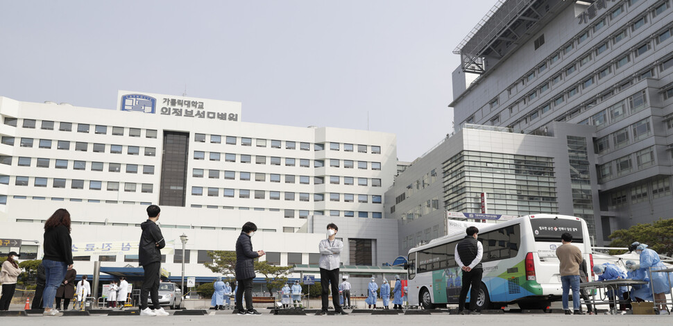 간호사와 간병인 등 7명이 추가로 확진 판정을 받아 1일 오전부터 전면 폐쇄된 경기도 의정부시 가톨릭대 의정부성모병원에서 병원 관계자들이 검체 채취 받을 차례를 기다리고 있다. 의정부/김혜윤 기자