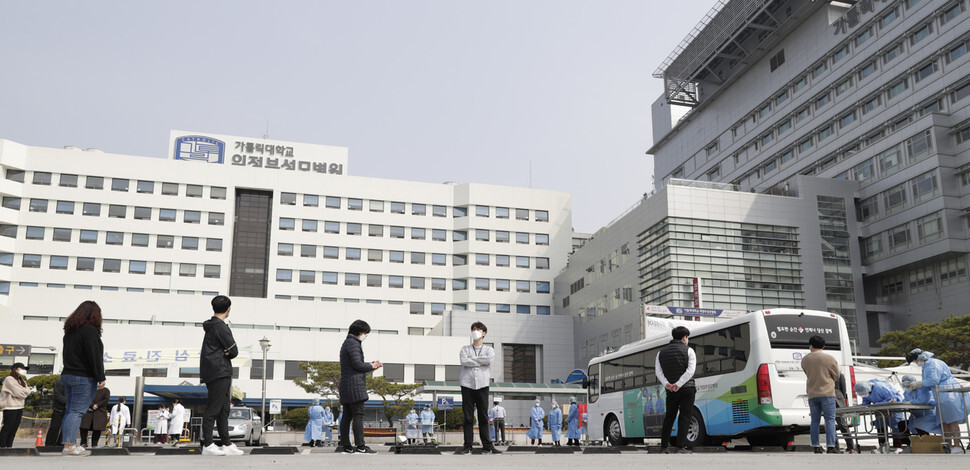 경기 의정부시 가톨릭대 의정부성모병원에 입원했다가 퇴원한 환자들 가운데 코로나19 확진 판정이 잇따르고 있다. &lt;한겨레&gt; 자료사진