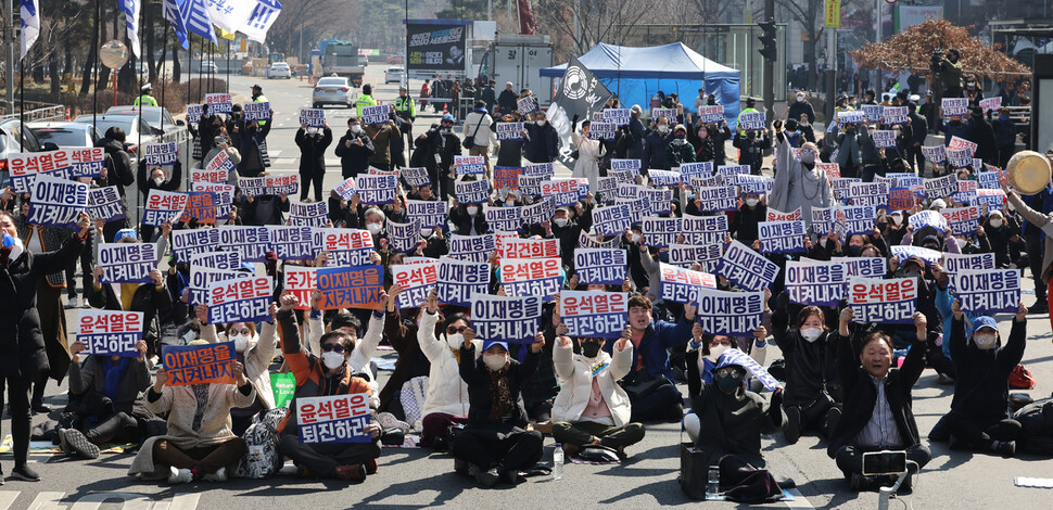 지난 2월27일 민주시민촛불연대 주최로 서울 여의도 국회 앞에서 이재명 대표 체포동의안 부결 촉구 집회가 열리고 있다. 연합뉴스