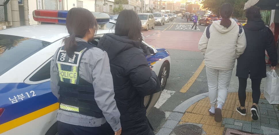 수능이 치러진 14일 부산의 한 도로에서 경찰 순찰차가 한 학생을 수험장에 데려다주고 있다. 부산경찰청 제공