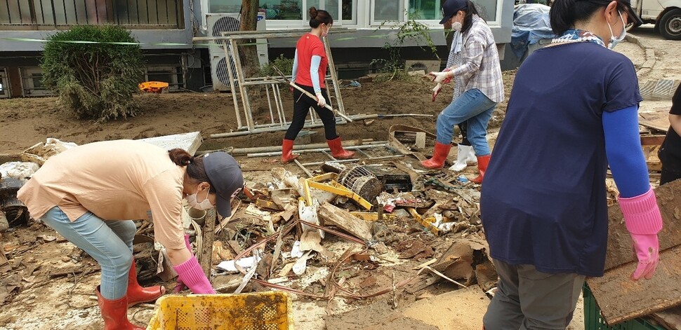 3일 오전 대전 서구 정림동 코스모스아파트에서 자원봉사자들이 복구 작업을 하고 있다. 최예린 기자