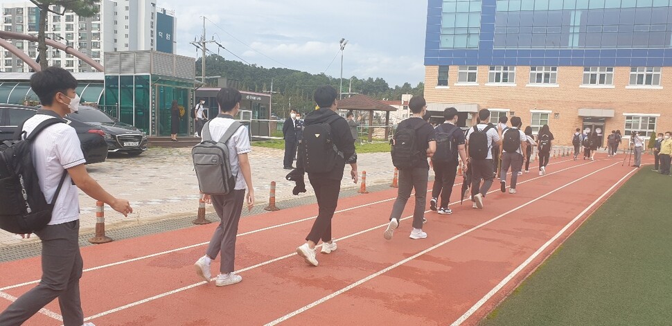 2학기 개학부터 전면등교를 한 광주·전남·전북·충남·충북·강원·대구·경북·울산·세종 등 10개 시도에 이어, 거리두기 3단계인 경남·대전·부산 등 3개 시도의 초·중·고교가 6일부터 전면등교를 시작했다. 최예린 기자