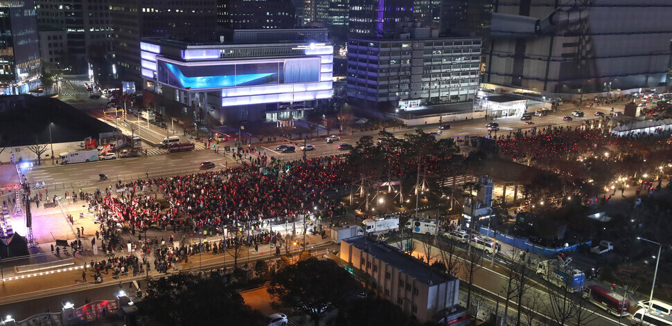 2022 카타르월드컵 한국과 우루과이의 경기가 열리는 24일 저녁 거리 응원이 펼쳐진 서울 종로구 광화문광장에서 붉은악마가 경기 시작전 힘차게 응원하고 있다. 강창광 선임기자 chang@hani.co.kr