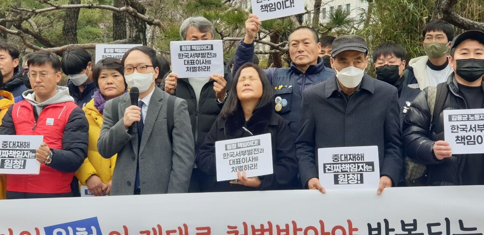 김용균씨 어머니인 김미숙 김용균재단 대표는 9일 2심 선고 뒤 대전지법 앞에서 연 기자회견에서 “너무나 어처구니 없는 결과다. 기가 막히고 억울하다”며 “내가 할 수 있는 모든 역할을 해서 사용자가 제대로 안전조치하지 않아 발생한 모든 노동자의 죽음에 대해 책임을 묻겠다”고 말했다. 최예린 기자 floye@hani.co.kr