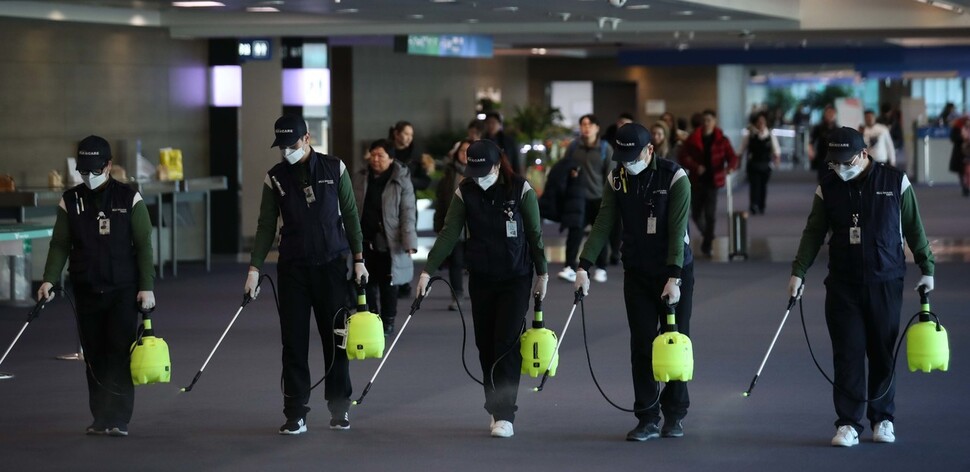 국내에서 중국 `우한 폐렴' 확진자가 발생한 가운데 21일 오전 인천국제공항 제1여객터미널 입국장에서 위생소독용역 직원들이 소독살균 작업을 하고 있다. 영종도/백소아 기자 thanks@hani.co.kr