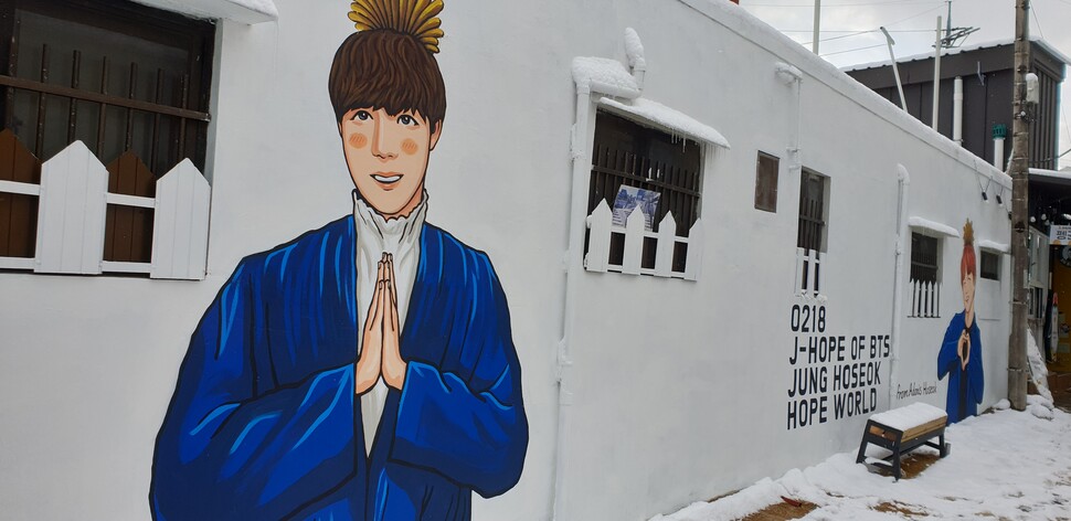 17일 오전 광주 남구 양림동 펭귄마을에 BTS 멤버 제이홉의 벽화가 그려져 있다. BTS 중국 팬들은 제이홉의 생일을 기념해 직접 벽화를 그리려다 신종 코로나바이러스 감염증(코로나19)으로 방한이 어렵게 되자 대행사를 선정해 벽화 제작을 의뢰했다. [광주 남구 제공] 연합뉴스