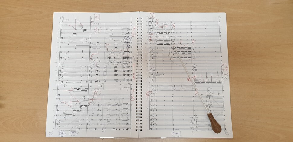 지휘자가 작곡가와 의견을 주고받으며 악보에 갖가지 표시를 한 흔적. 코리안심포니 제공