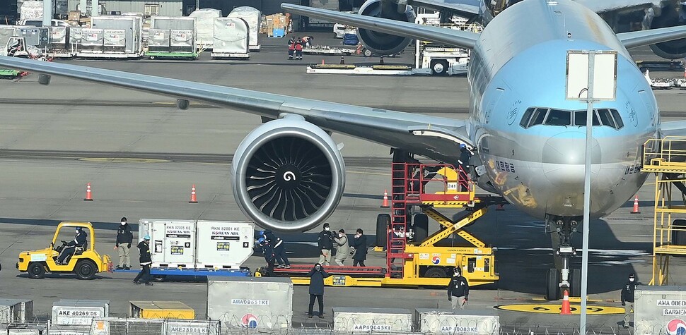 3일 오전 인천국제공항 화물터미널에서 열린 모의훈련에서 백신운송용 극초저온 항공기용 컨테이너박스가 이동하고 있다. 공동취재사진