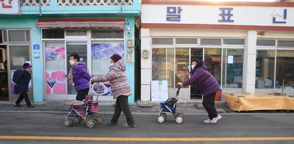 어르신들이 실버카를 끌고 전남 신안군 지도5일장으로 향하고 있다. 신안/박종식 기자