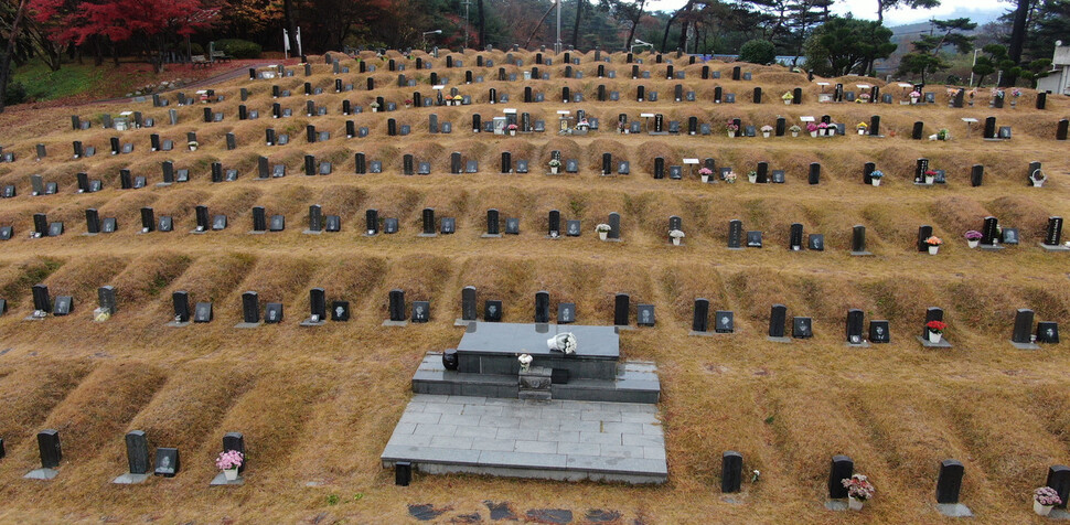 전두환씨가 사망한 23일 오후 광주 북구 망월동 옛 5·18묘역에 비가 내리고 있다. 광주/김혜윤 기자