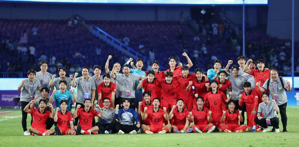 4일 중국 항저우 황룽 스포츠센터 스타디움에서 열린 2022 항저우 아시안게임 남자축구 4강전 대한민국과 우즈베키스탄의 경기에서 2-1로 승리를 거둔 대표팀 선수들이 기념촬영을 하고 있다. 항저우/연합뉴스