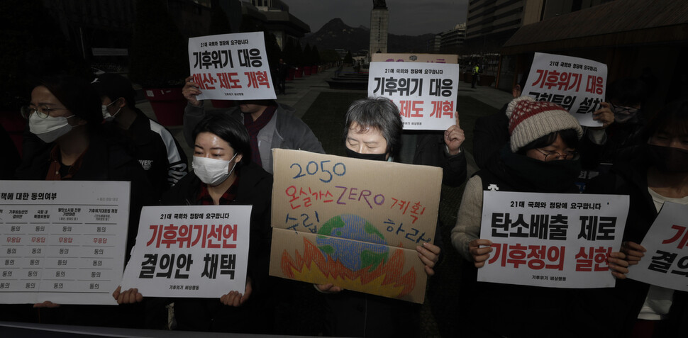 12일 낮 기후위기 비상행동 관계자들이 서울 종로구 광화문광장에서 기자회견을 열고 지난 2월 28일 원내외 10개 정당에게 보낸 기후관련 정책 질의 결과를 발표하고 있다. 김혜윤 기자 unique@hani.co.kr