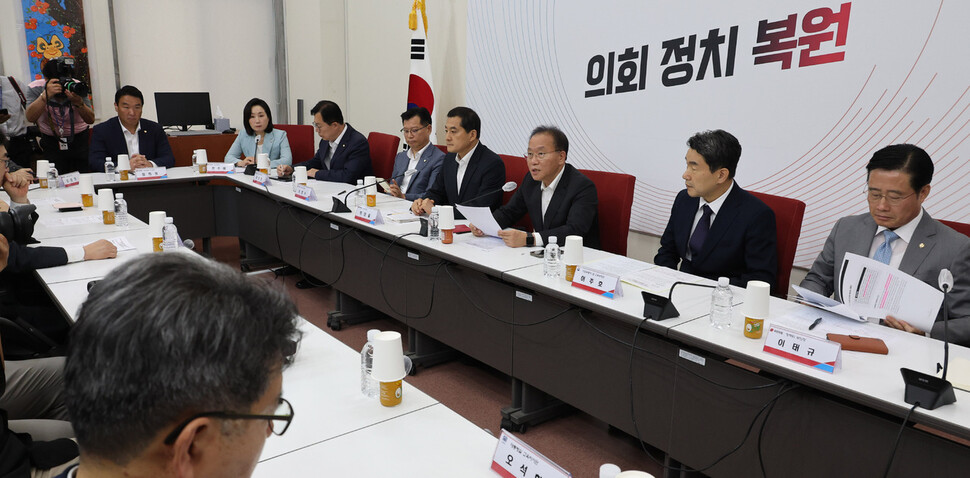 국민의힘 윤재옥 원내대표가 26일 오전 서울 여의도 국회에서 열린 ‘교권 보호 및 회복방안’ 관련 당정협의회에서 발언하고 있다. 연합뉴스