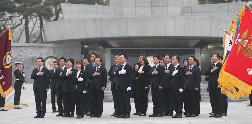 김기현 국민의힘 신임 당대표와 최고위원 및 지도부가 9일 오전 서울 동작구 국립서울현충원을 찾아 현충탑에 참배한 뒤 국기에 경례하고 있다. 김봉규 선임기자