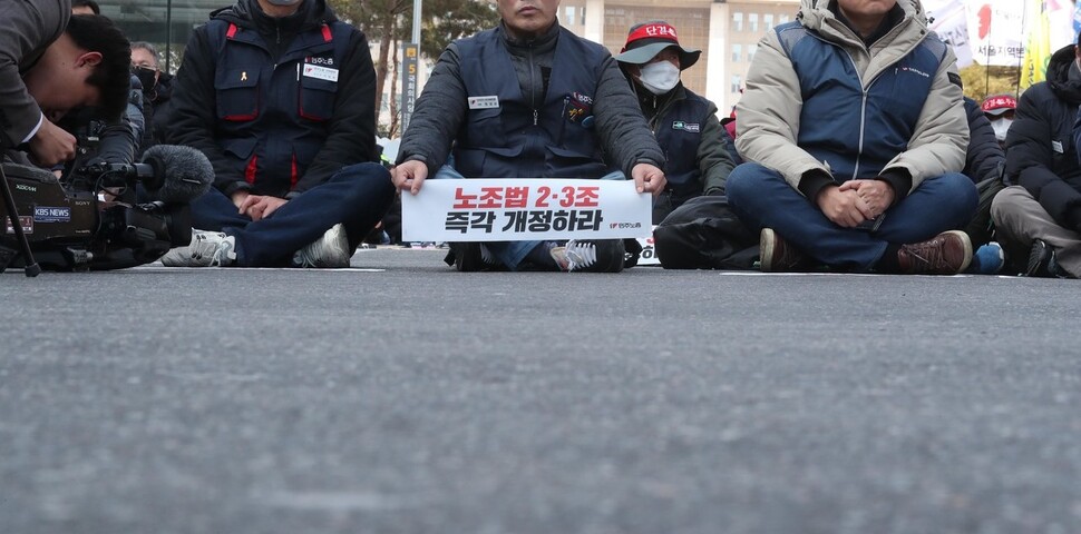 국회 환경노동위원회 고용노동법안 심사소위원회에서 노란봉투법이 가결 처리된 지난 2월15일 서울 여의도 국회 앞에서 열린 결의대회에서 참가자들이 노조법 2,3조 개정을 요구하고 있다. 박종식 기자 anaki@ahni.co.kr