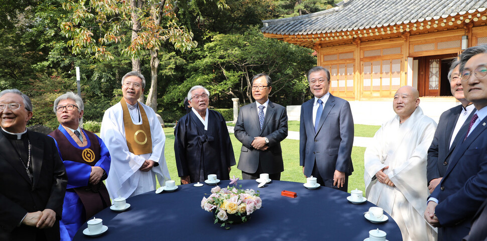 문재인 대통령과 종교지도자들이 21일 청와대에서 오찬 간담회 전 대화하고 있다. 왼쪽부터 김희중 천주교 주교회의 의장, 송범두 천도교 교령, 오도철 원불교 교정원장, 김영근 성균관장, 김성복 한국교회총연합 공동대표, 문 대통령, 원행 조계종 총무원장, 이홍정 한국기독교교회협의회 총무, 노영민 비서실장. 연합뉴스