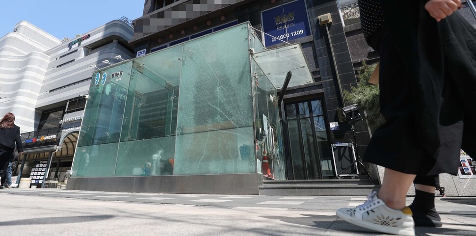 8일 오후 코로나19 확진자가 일했던 서울 강남구의 한 유흥주점에 임시휴업 안내문이 붙어 있다. 박종식 기자 anaki@hani.co.kr