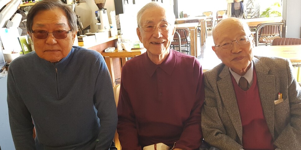 1967년 4월 체코 프라하에서 실종된 이기양씨와 친했던 정하룡, 조규하, 임재경(왼쪽부터)씨가 지난 21일 오전 전남 장성군 북이면의 한 카페에서 만나 이기양씨 실종에 관한 얘기를 나눴다. 김종철 선임기자
