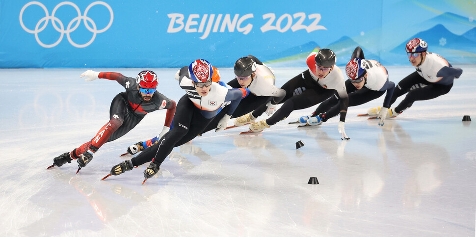 한국 쇼트트랙 대표팀 황대헌이 9일 오후 중국&nbsp;베이징&nbsp;서우두체육관에서 열린 2022 베이징 겨울올림픽 쇼트트랙 남자 1500m 결승 경기에서 역주하고 있다. 베이징/연합뉴스