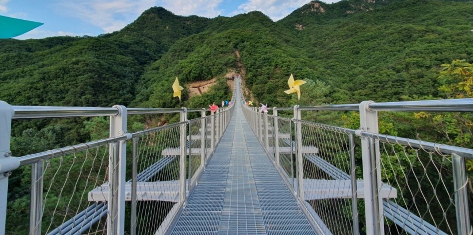 경기도 가평군 운악산 명물인 출렁다리의 모습. 가평군 제공